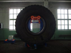 Шина 40.00-57, установленная для ремонта на стойку г/п 4500 кг
